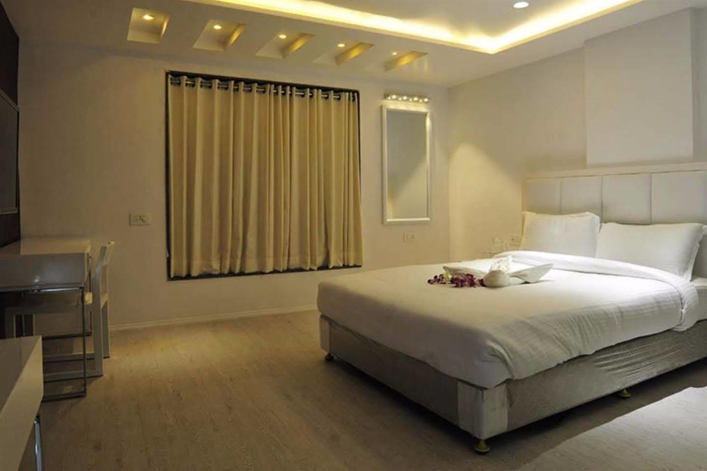 Grand Nakshatra Hotel Anand Exterior photo