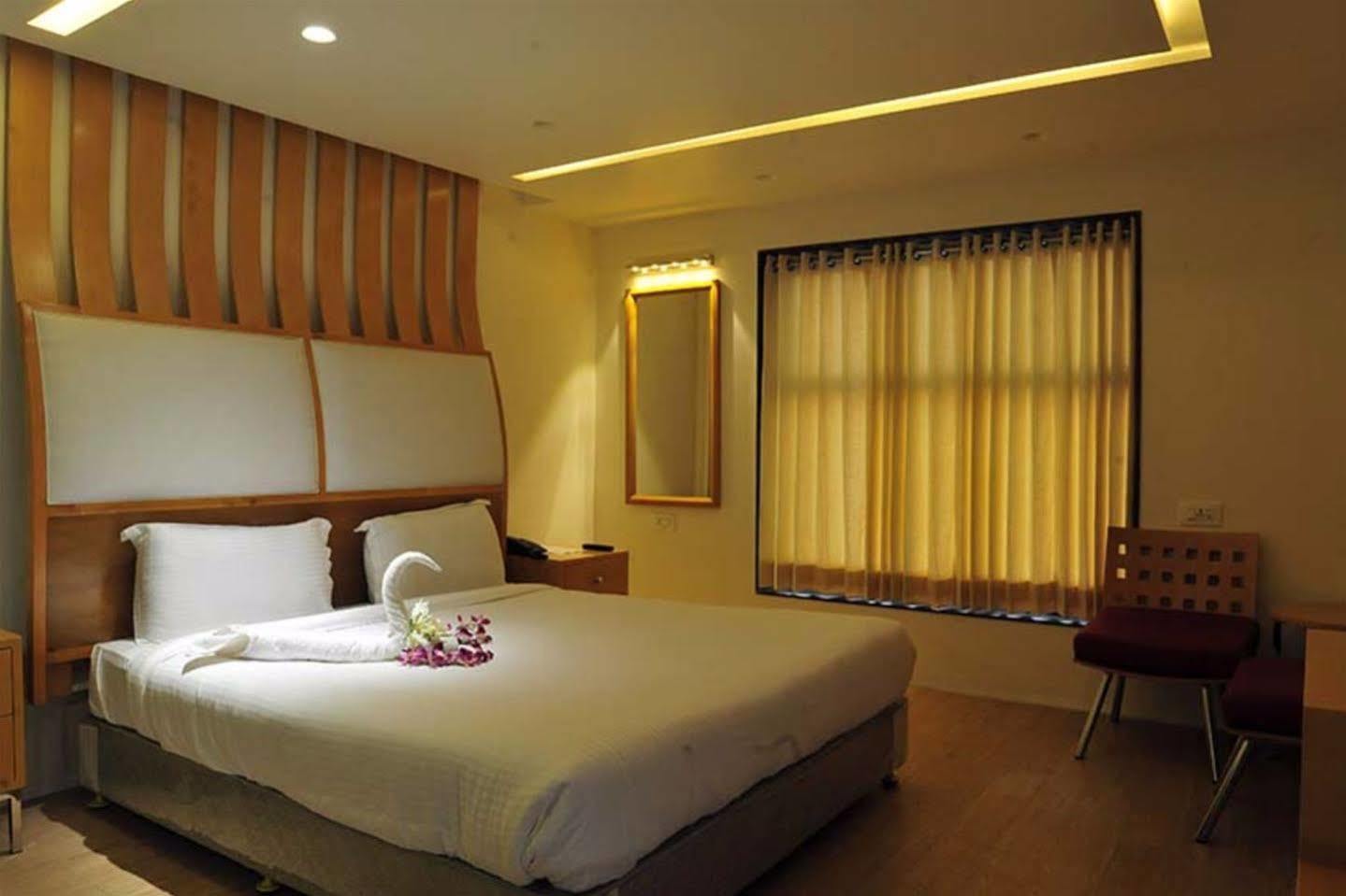 Grand Nakshatra Hotel Anand Exterior photo
