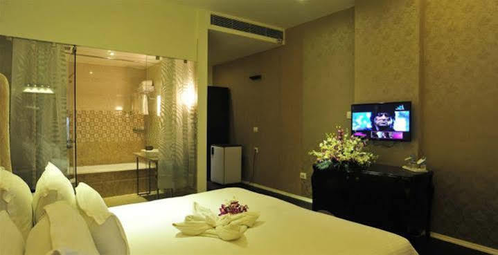 Grand Nakshatra Hotel Anand Exterior photo