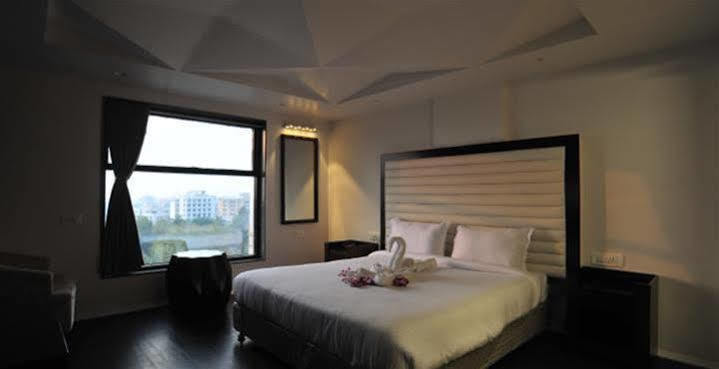 Grand Nakshatra Hotel Anand Exterior photo